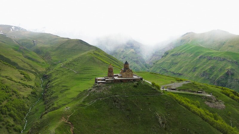 Die Gergetier Dreifaltigkeitskirche – ein georgisch-orthodoxer Kirchenkomplex in der Region Mzcheta-Mtianeti. – Bild: HR/​Felix Leichum