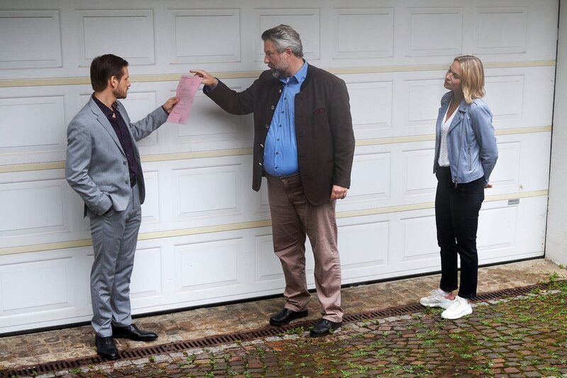 Die Kommissare Stadler (Dieter Fischer, M.) und Winter (Vanessa Eckart, r.) haben den Verdacht, dass Jakob Niedermayer (Enno Hesse, l.), der Halbbruder des Mordopfers, etwas zu verbergen hat. Ob ein Blick in dessen Garage Licht ins Dunkel bringt? – Bild: ZDF