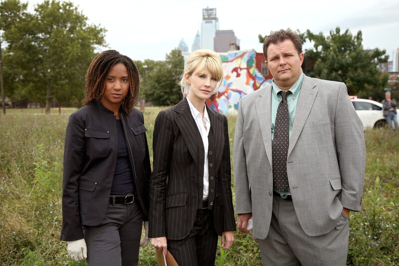 Die Ermittlungen führen Lilly Rush (Kathryn Morris, M.), Kat Miller (Tracie Thoms, l.) und Nick Vera (Jeremy Ratchford, r.) ins Jahr 1998 zurück … – Bild: Warner Bros. Television