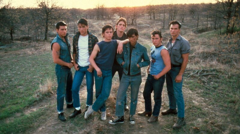 Amerika in den 1960er-Jahren: Ponyboy und Johnny, beides „Greasers“ aus den ärmeren Stadtvierteln, flirten mit der attraktiven Cherry und ihrer Freundin Marcia, die zu den wohlhabenden „Socs“ gehören. Als deren Freunde des mitbekommen, kommt es zu heftigen Auseinandersetzungen zwischen den „Socs“ und den „Greasers“. Johnny ersticht in Notwehr einen von ihnen. Die Freunde müssen untertauchen. – Die Jugendgang „Greasers“ (v.l.n.r): Steve Randle (Tom Cruise), Sodapop Curtis (Rob Lowe), Ponyboy Curtis (C. Thomas Howell), Dallas „Dally“ Winston (Matt Dillon), Johnny Cade (Ralph Macchio), Keith „Two-Bit“ Matthews (Emilio Estevez), und Darrel „Darry“ Curtis (Patrick Swayze). – Bild: rbb/​1983 Pony Boy Inc./​Zoetrope Corporation