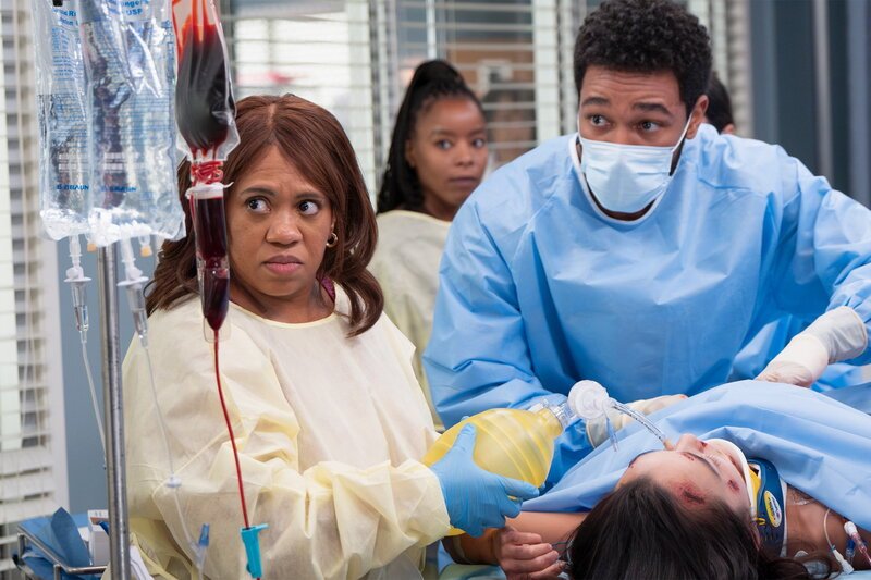 Grey’s Anatomy Staffel 21 Folge 7 Chandra Wilson als Dr. Miranda Bailey, Anthony Hill als Dr. Winston Ndugu – Bild: SRF/​Disney