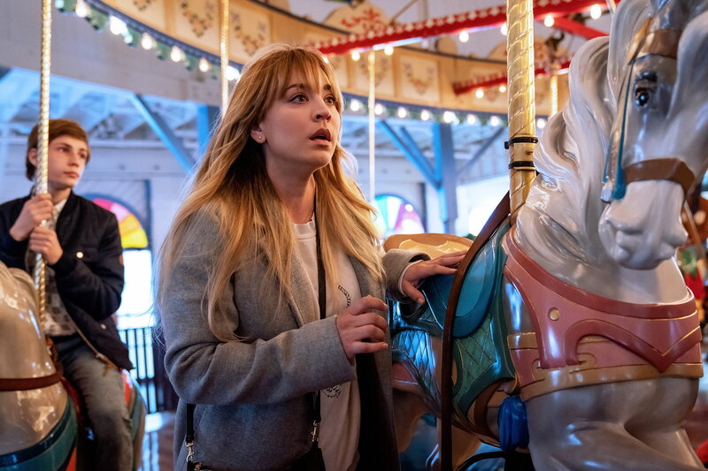 Kaley Cuoco (r.) als Cassie Bowden mit unidentifiziertem Nebendarsteller – Bild: SRF/​Warner Bros.