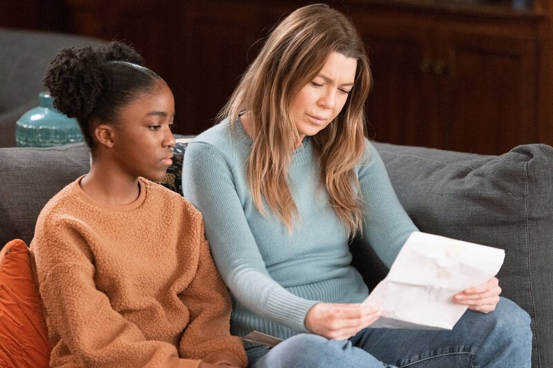 Grey’s Anatomy Staffel 18 Folge 12 Aniela Gumbs als Zola Grey Shepherd, Ellen Pompeo als Dr. Meredith Grey SRF/​ABC Studios – Bild: SF2