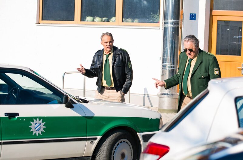 Hubert (Christian Tramitz, l.) und Girwidz (Michael Brandner, r.) rätseln – hat die Selbsthilfegruppe der „festen Freunde“ etwas mit dem Tod von Peter Münch zu tun? – Bild: ARD/​Kai Neunert