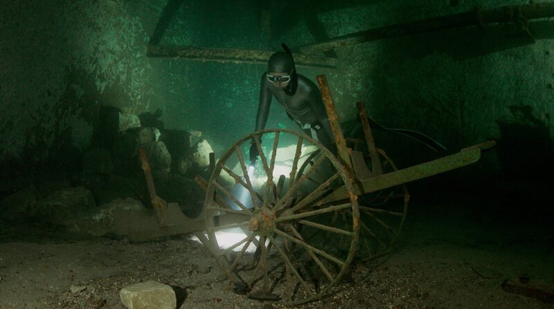 Anna in der Kobayna Mine mit einer Lastenkarre, die seit 110 Jahren nicht bewegt wurde. – Bild: NDR/​Henning Rütten /​ ZDF