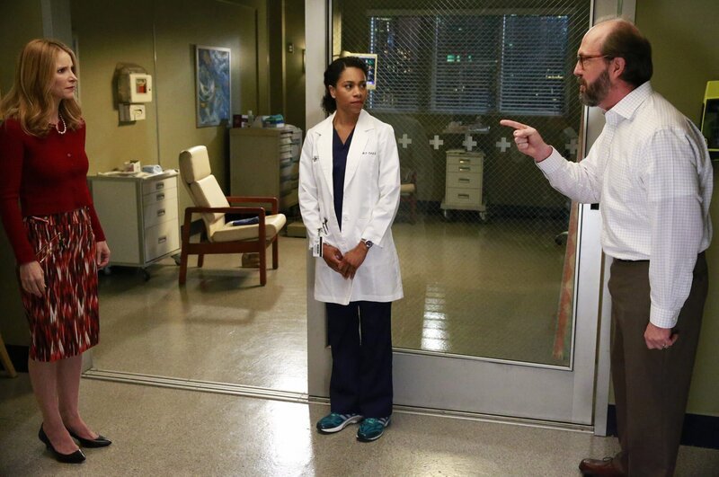 Maggie (Kelly McCreary, M.) und die anderen Ärzte behandeln zwei junge Mädchen, die gemeinsam Selbstmord begehen wollten, weil die Eltern (Jenny Cooper, l. und Eric Lange, r.) von Jessica gegen ihre Liebe sind und Jessica in ein Umerziehungscamp schicken wollten … – Bild: American Broadcasting Companies, Inc. /​ Mitchell Haaseth