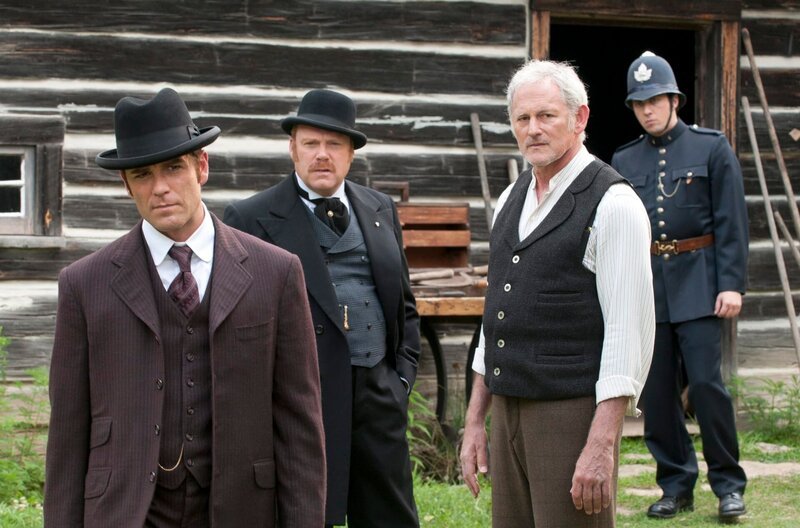 Bild von links nach rechts: Detective Murdoch (Yannick Bisson), Inspector Brackenreid (Thomas Craig), Detective Malcom Lamb (Victor Garber) und Constable George Crabtree (Jonny Harrus) – Bild: WDR/​ITV Studios