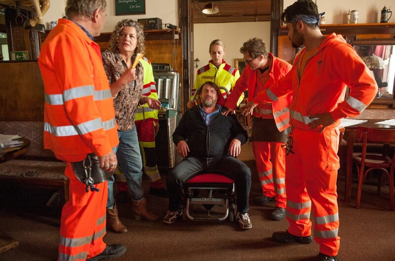 „Käpt’n“ Werner Träsch (Uwe Ochsenknecht, li.), Ralle (Jörn Hentschel) und Tarik (Aram Arami, re.) sorgen sich um Lothar (Peter Trabner, sitzend) und seine Frau Regine (Birge Schade). – Bild: ARD Degeto/​Britta Krehl /​ ZDF und ARD Degeto/​Britta Krehl