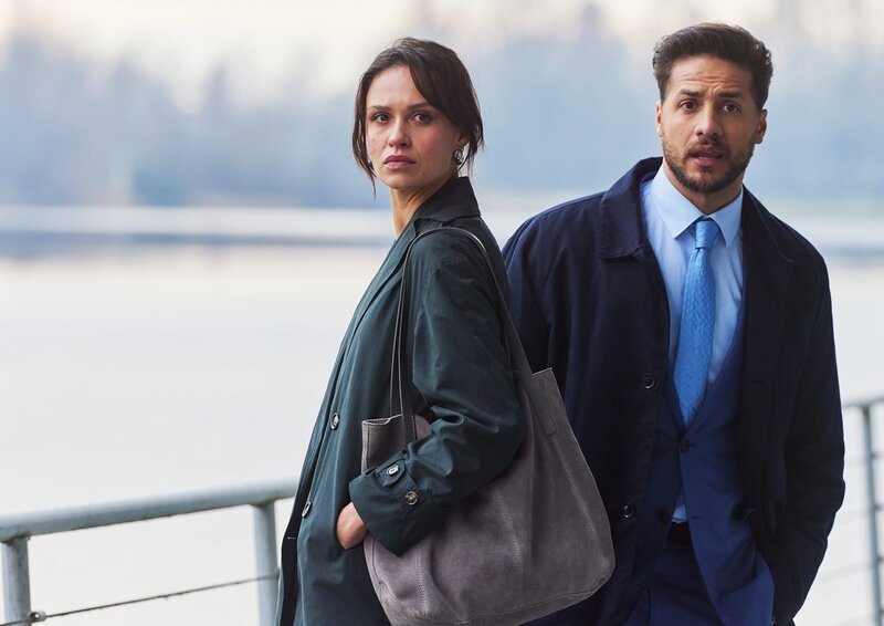 Der Job von Dylan (Juvat Westendorp, r.) als professioneller Schlussmacher hält so manche Überraschung für ihn und Zoë (Holly Mae Brood, l.) bereit. – Bild: ZDF und Martijn van Gelder