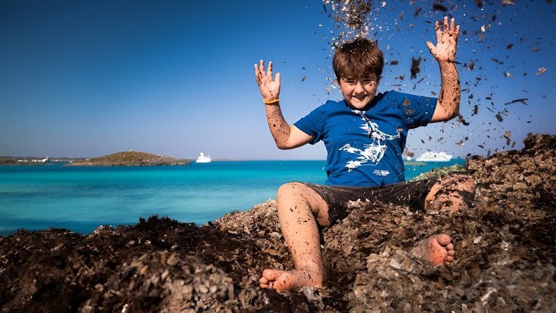 Lucas und die Seegras-Wächter von Formentera 1. – Bild: hr/​Natascha Rhein