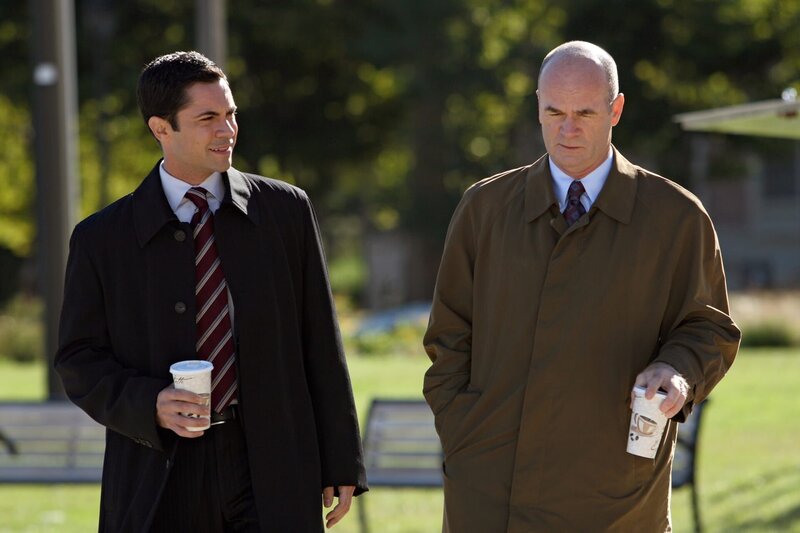 Lilly wird von Sarah, einem jungen Mädchen der strengreligiösen Amish, aufgesucht. Sarah vermisst ihre Schwester Anne, die mit 16 Jahren ihre Heimat verlassen hat, um sich in der Fremde zu prüfen, wie es ein Brauch der Amish vorsieht. Lilly, John (John Finn, r.) und Scott (Danny Pino, l.) machen sich auf die Suche nach dem jungen Mädchen … – Bild: Warner Bros. Television