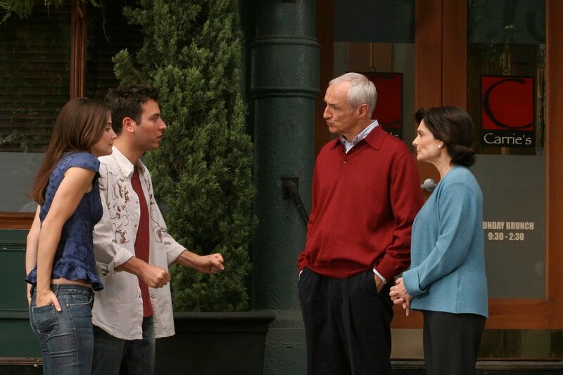 Damit haben Ted (Josh Radnor, 2.v.l.) und Robin (Cobie Smulders, l.) nicht gerechnet. Virginia (Cristine Rose, r) und Alfred Mosby (Michael Gross, 2.v.r.) sind bereits seit zehn Monaten geschieden, aber haben es ihrem Sohn bisher noch nicht erzählt … – Bild: 20th Century Fox International Television