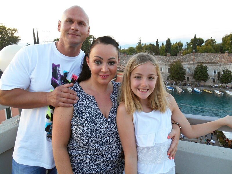 Crystal (M.), Markus und Tochter Caprice. – Bild: TVNOW /​ Tokee Bros.