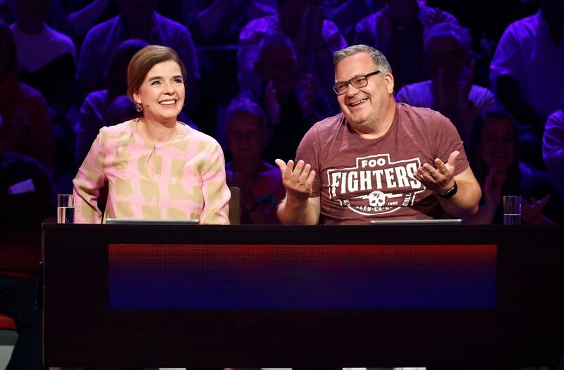 Rateteam-Kapitän Elton (r.) mit Tagesschau-Sprecherin Susanne Daubner (l.). – Bild: ARD/​Morris Mac Matzen