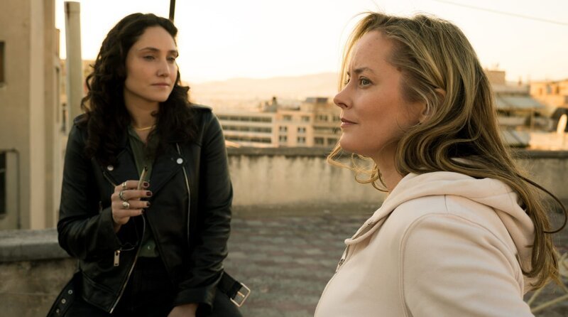 Marlene (Silke Bodenbender, re.) und Eleni (Chara Mata Giannatou, li.) arbeiten zusammen. – Bild: ARD Degeto/Roland Suso Richter Marlene (Silke Bodenbender, re.) und Eleni (Chara Mata Giannatou, li.) arbeiten zusammen. – Bild: ARD Degeto/Roland Suso Richter