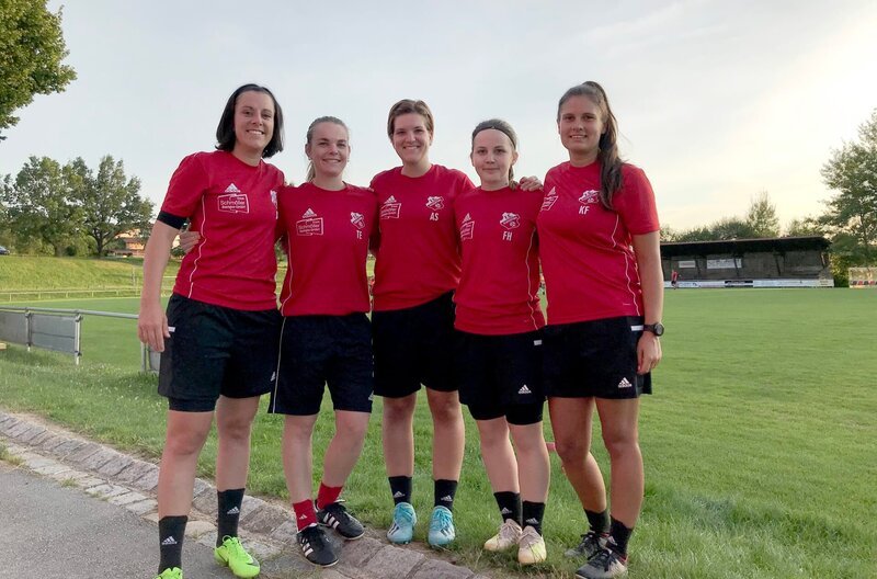 Johanna Maier (links) hat den Frauenfußball nach Ruderting gebracht. Weiteres Bildmaterial finden Sie unter www.br-foto.de. – Bild: BR/​Tangram International