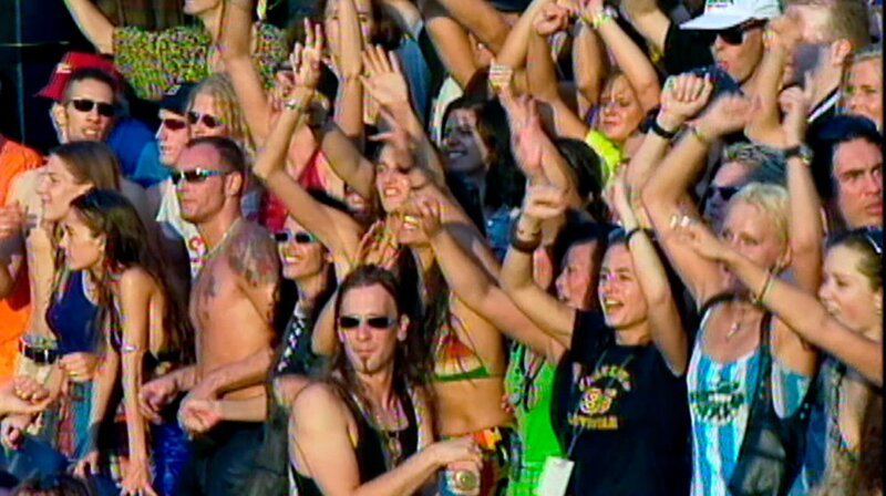 Die Loveparade hat eine ganze Generation geprägt. Die Bilder gingen um die Welt. 1999 tanzten anderthalb Millionen Menschen auf den Straßen von Berlin – es war die größte Party aller Zeiten. Der Film erzählt die Geschichte des Berliner „Techno-Woodstocks“. Sex, Drugs & Techno – mit 135 Beats pro Minute. – Bild: rbb Die Loveparade hat eine ganze Generation geprägt. Die Bilder gingen um die Welt. 1999 tanzten anderthalb Millionen Menschen auf den Straßen von Berlin – es war die größte Party aller Zeiten. Der Film erzählt die Geschichte des Berliner „Techno-Woodstocks“. Sex, Drugs & Techno – mit 135 Beats pro Minute. – Bild: rbb