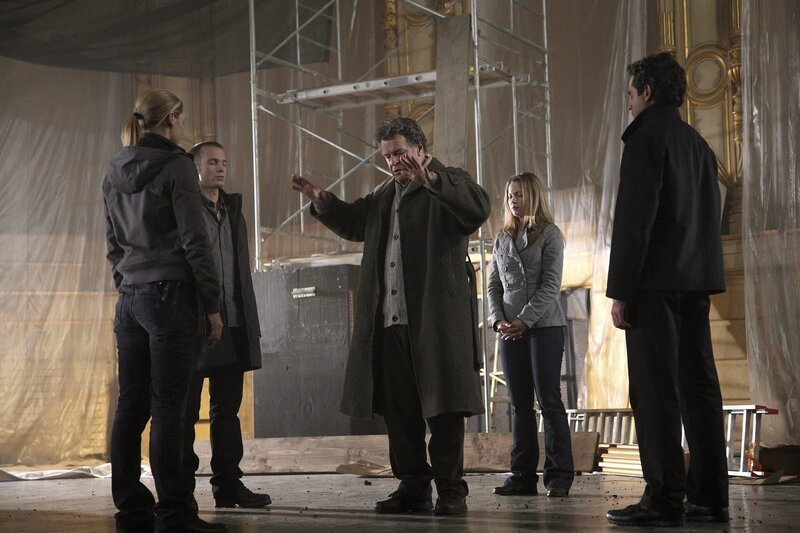 Olivia (Anna Torv, l.), Nick (David Call, 2.v.l.), Walter (John Noble, M.), Sally (Pascale Hutton, 2.v.r.) und James (Omar Metwally, r.) wollen auf die andere Seite wechseln um was Schlimmes zu verhindern … – Bild: PLURIMEDIA (Warner Bros)