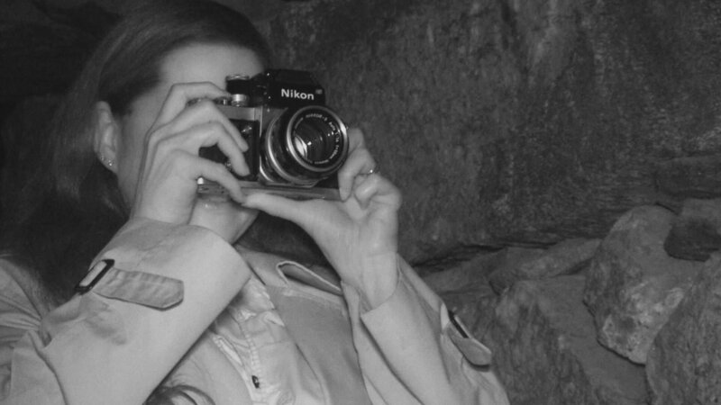 A woman takes a picture with a camera – Bild: TLC
