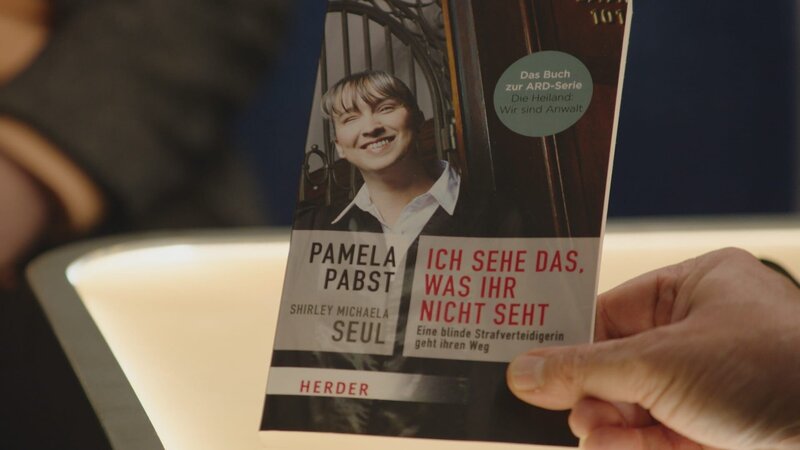 „Ich sehe das, was ihr nicht seht“. Das Buch von Pamela Pabst und Shirley Michaela Seul . – Bild: Marcus Marschall /​ BR /​ BR/​Marcus Marschall