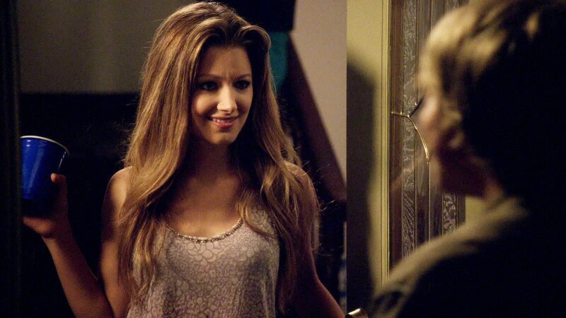 Sobald die Eltern aus dem Haus sind, hat die Jugendliche Libby (Valentina de Angelis) nur eins im Sinn: Party! Doch schon bald gerät das Fest außer Kontrolle. – Bild: RTL /​ CBS