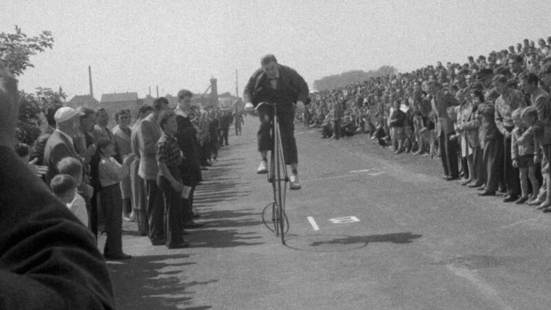 PENNY FARTHING RACING – Trotz der Schwierigkeiten beim Auf- und Absteigen waren High Wheelers oder Penny Farthings überraschend beliebt und die Leute liebten es, sie aufzuziehen. – Bild: Sherman Grinberg