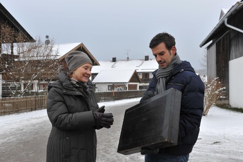 Hildegard (Antje Hagen, l.); Nils (Florian Stadler, r.) – Bild: ARD /​ Ann Paur