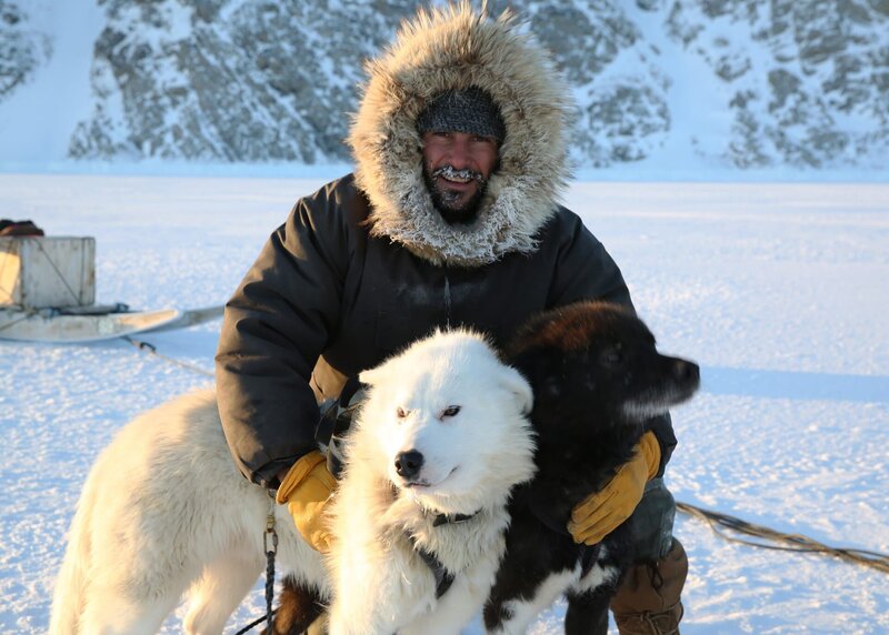 Hazen with huskies. – Bild: National Geographic/​Laurence Hamilton-Baillie