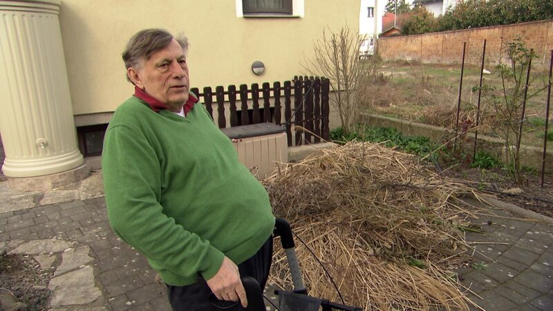 Herr R. ist in Ternitz schier am Verzweifeln: nach jedem Regen wird seine Garage geflutet. Schuld ist seiner Meinung nach die Mauer des Nachbarn … – Bild: ATV Eigenproduktionsbild