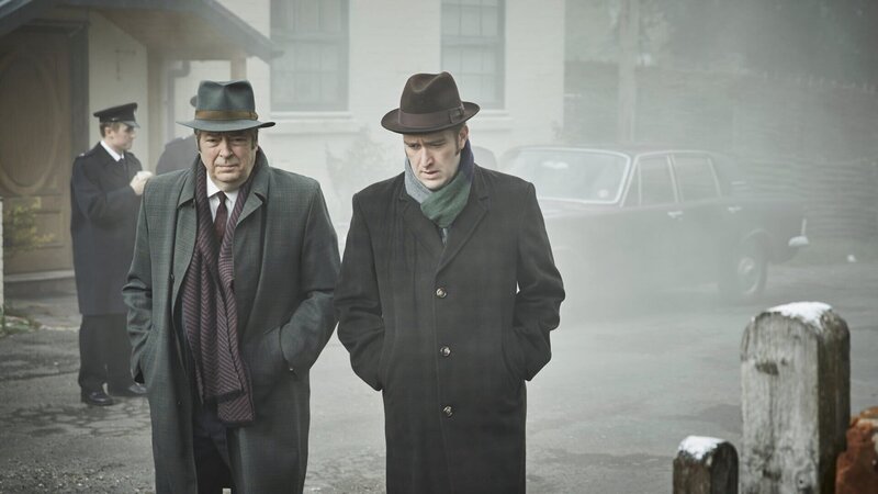 Fred Thursday (Roger Allam, l.) und Jim Strange (Sean Rigby, r.) werden wegen eines Mordfalls zu einem Friedhof außerhalb von Oxford gerufen. Morse (Shaun Evans) ist dieses Mal nicht vor Ort, da er krank ist. – Bild: ZDF