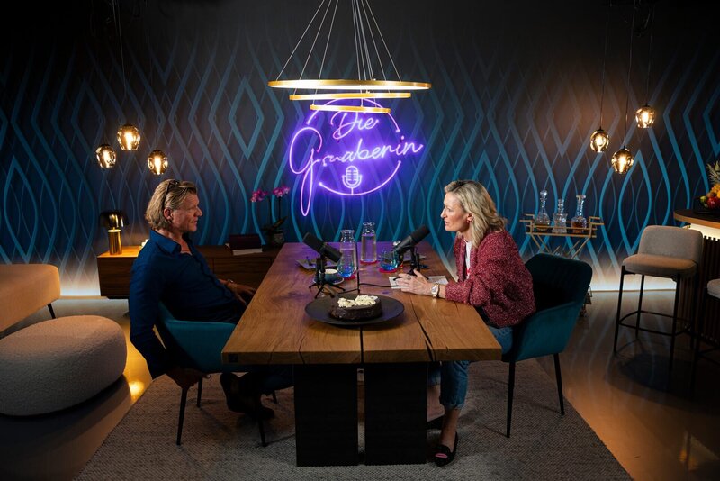 Gery Seidl und Monika Gruber – Bild: ServusTV /​ Johannes Jank