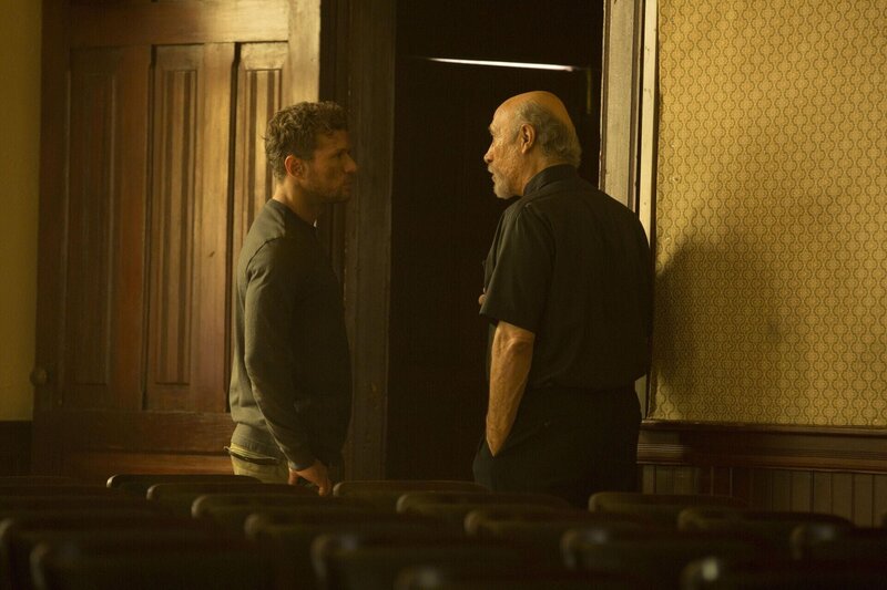 Bob Lee Swagger (Ryan Phillippe, l.); Priester (Tony Amendola, r.) – Bild: Paramount Television /​ Isabella Vosmikova