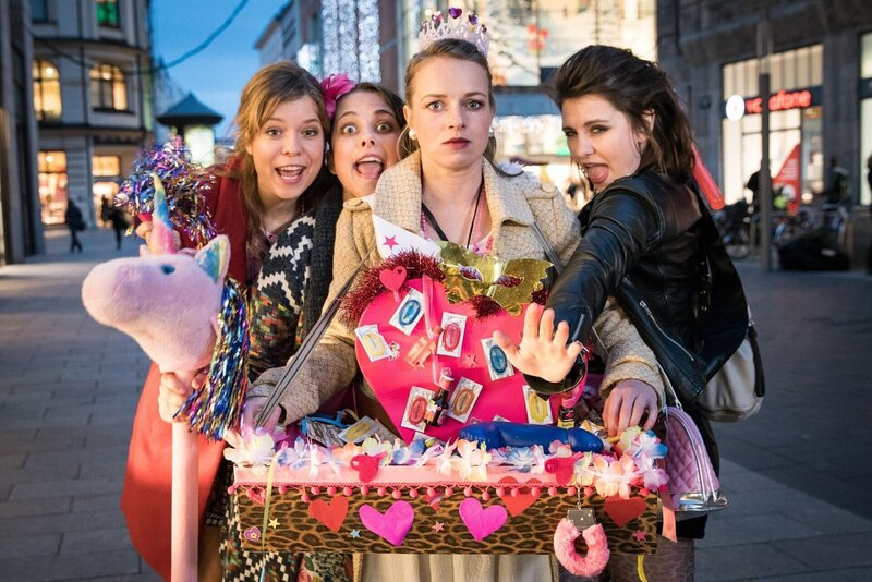 Sophie Rocard (Luise Helm, l.), Dorothee Weyers (Heike Warmuth, 2.v.l.) und Zoe Kaufmann (Natalia Rudziewicz, r.) feiern den Junggesellinnen-Abschied ihrer Freundin Jessica Strobel (Katharina Schmidt 2.v.r.). – Bild: ZDF /​ Uwe Frauendorf