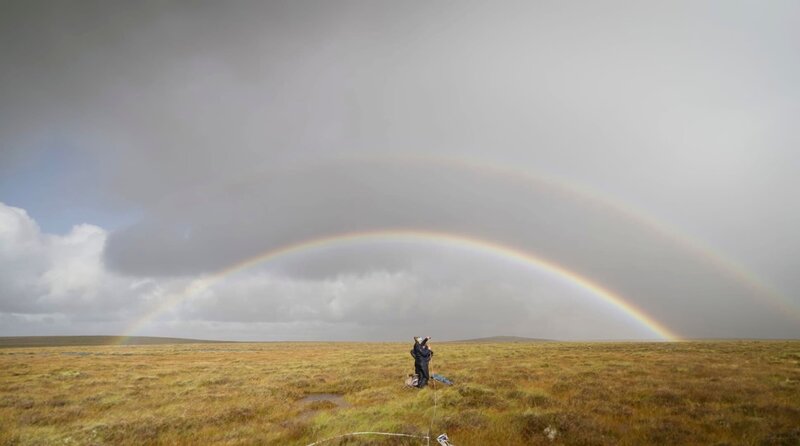 Ein Wissenschaftsteam arbeitet mitten in einem schottischen Hochmoor – Moore gelten als hocheffiziente Kohlenstoffspeicher und sind für den Klimaschutz von zentraler Bedeutung. – Bild: Terra Mater Studios GmbH + Boréales