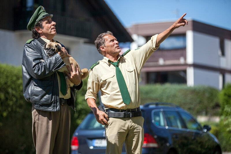 Hubert (Christian Tramitz, r.) und Staller (Helmfried von Lüttichau, l.) auf Spurensuche nach dem Entführer des Babys. – Bild: ARD/​TMG/​Christian Hirschhäuser