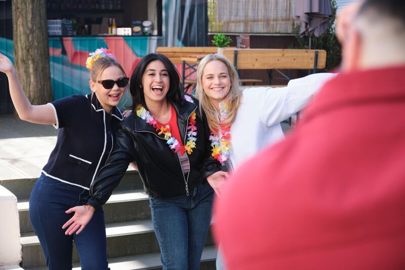 Easy (Lars Steinhöfel, r. Rückansicht) schießt neue Fotos von Ronja (Theresa Traser, l.), Esma (Özge Delioglan, 2.v.l.) und Cecilia (Carina Koller) für Nuray. – Bild: RTL /​ Stefan Behrens /​ Utes Diagnose