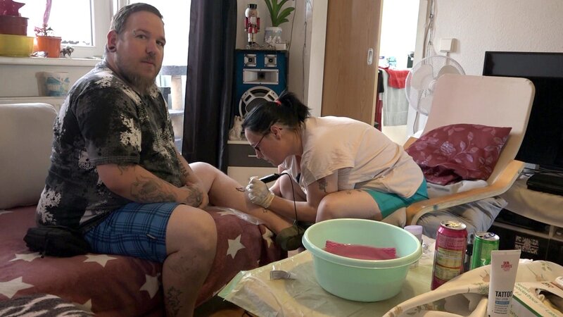 Nachdem ihr komplettes Tätowier-Equipment gestohlen wurde, haben Maik und Janett nun endlich eine neue Tätowiermaschine bekommen – und die kommt natürlich auch sofort zum Einsatz. – Bild: RTLZWEI