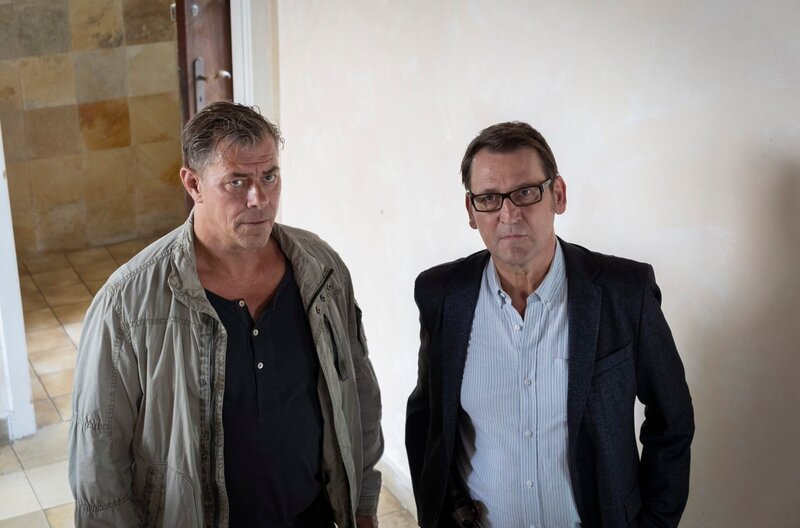 Die Anwältin Celine Berger wird als vermisst gemeldet. In ihrem Haus stellt die Polizei Spuren eines Kampfes sicher. Lars Englen (Ingo Naujoks, r.) und Finn Kiesewetter (Sven Martinek, l.) finden heraus, dass Celine Berger eine Affäre hatte. – Bild: WDR/​ARD/​Georges Pauly