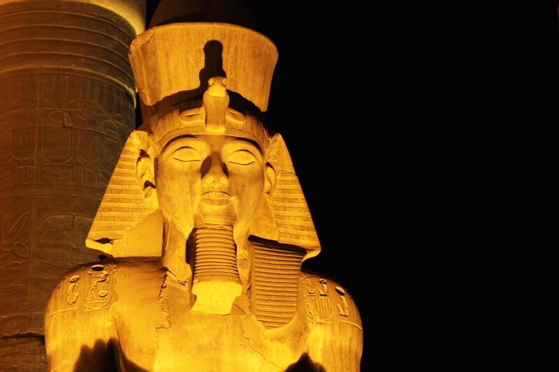 Statue des Amun-Tempels – Bild: PLURIMEDIA (iStockphoto)