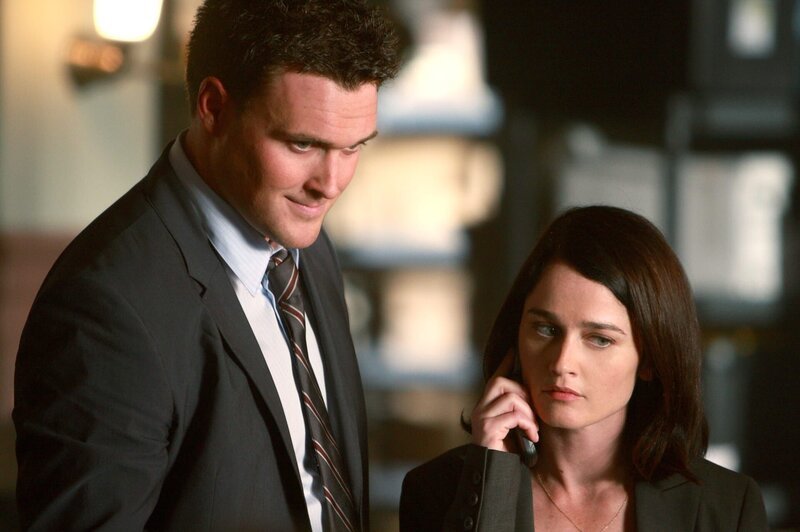 Können sie den Mordfall lösen?: Wayne Rigsby (Owain Yeoman, l.) und Teresa Lisbon (Robin Tunney, r.) … – Bild: Warner Bros. Television