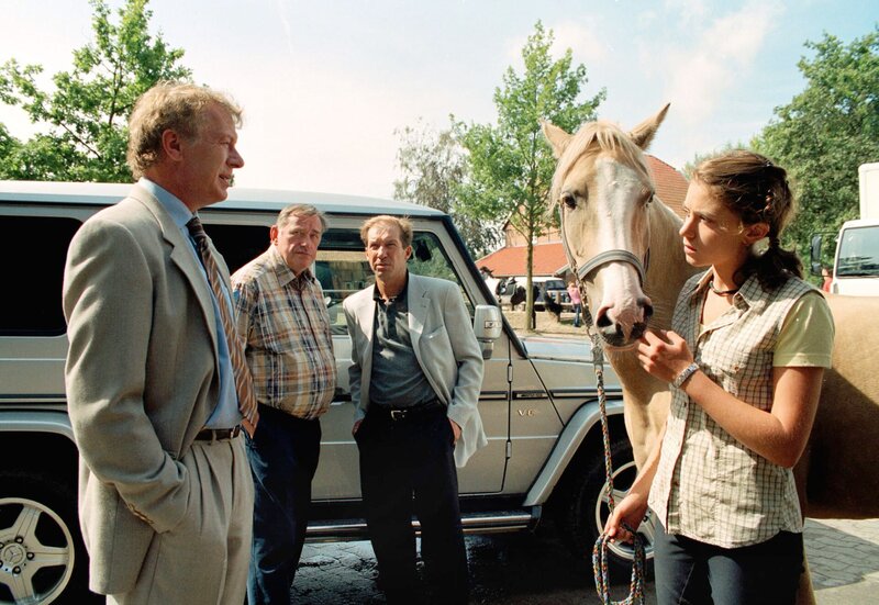 MDR Fernsehen ALINA TEIL 3, „Das Turnier“, am Freitag (20.07.12) um 14:30 Uhr. Jennifers Vater (Neithardt Riedel, li) ist damit einverstanden, dass Alina das Pferd seiner Tochter trainiert. Interessiert hören Hofbesitzer Terjung (Wilfried Dziallas, 2.v.l.) und Osthold (Michael Lesch) zu. – Bild: WDR/​Televersal