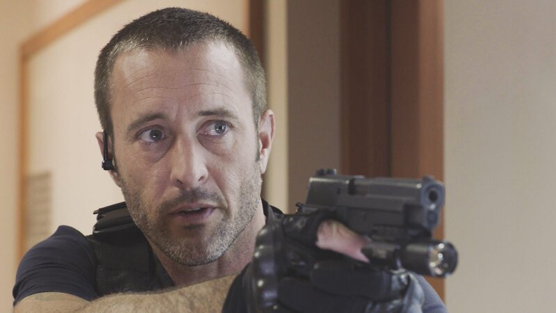 Steve McGarrett (Alex O’Loughlin) muss hart durchgreifen um Unschuldige zu schützen. Wird die Situation eskalieren? – Bild: 2018 CBS Broadcasting, Inc. All Rights Reserved Lizenzbild frei