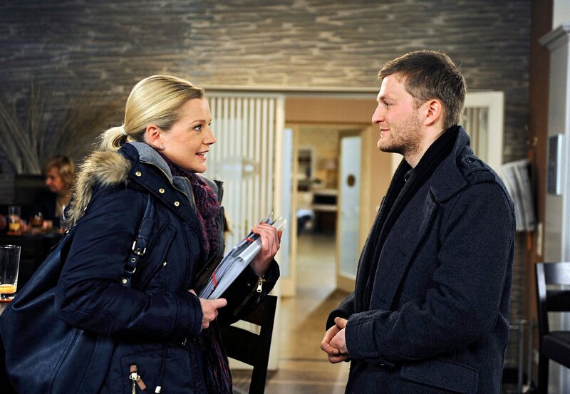 ARD ROTE ROSEN FOLGE 1457, am Mittwoch um 14:10 Uhr im ERSTEN. Jule (Kim-Sarah Brandts, l.) und Sönke (Bo Hansen, r.) erkennen einmal mehr, wie gut sie harmonisieren und sehnen sich nacheinander. – Bild: ARD/​Nicole Manthey