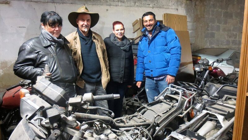 Brigitte (li.), Wolfgang, der beste Freund von Brigittes Mann (2.v.li.), Desiree (28) und Trödelexperte Sükrü Pehlivan – Bild: RTL II