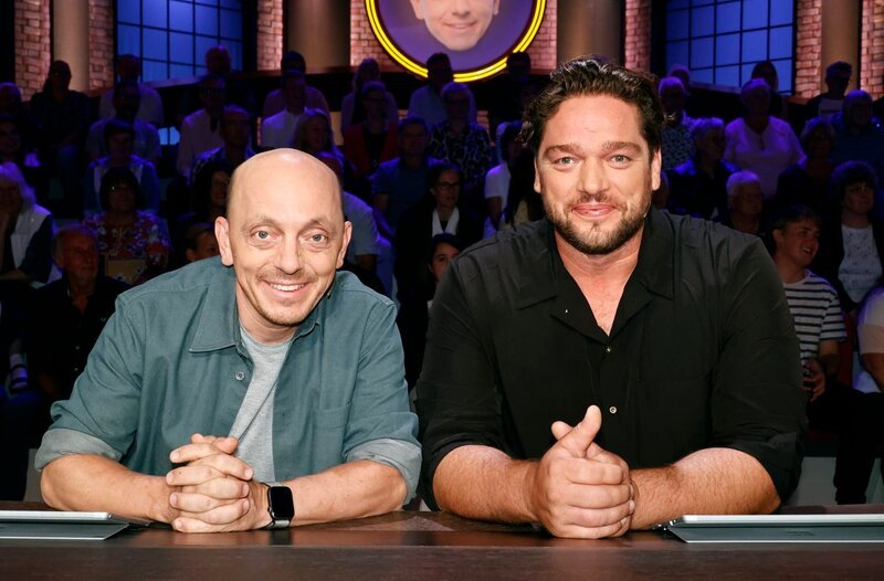 Rateteam-Kapitän Bernhard Hoëcker (l.) und der Schauspieler Ronald Zehrfeld (r.) bilden ein Rateteam. – Bild: ARD/​Morris Mac Matzen