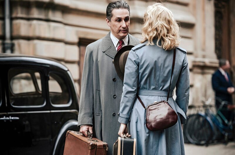 Julius Rosen (Rafi Guessous) und Ulla Wolf (Elisa Schlott) begrüßen sich auf der Straße vor Ullas Hotel. – Bild: ZDF und WDR/​UFA Fiction/​Stanislav Honzik.