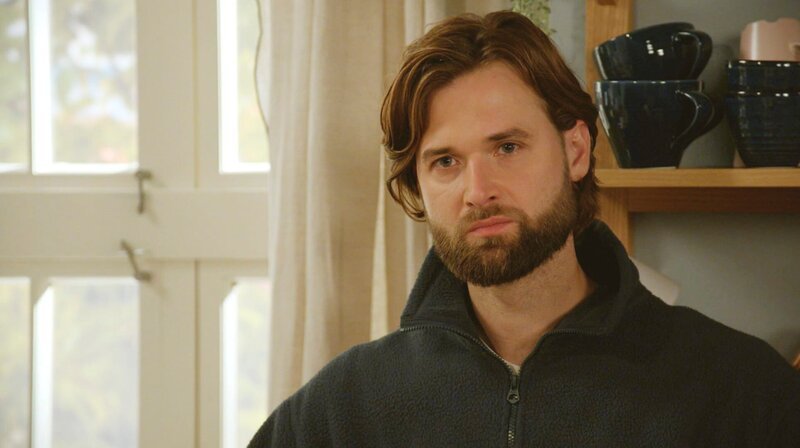 Simon (Thore Lüthje) will endlich als Vater von Olivia anerkannt werden. Doch er wird hingehalten. – Bild: NDR