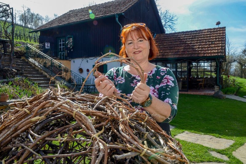 Die südsteirische Porzellankünstlerin Lilli Berger. – Bild: ORF/​Satel Film/​Claus Muhr