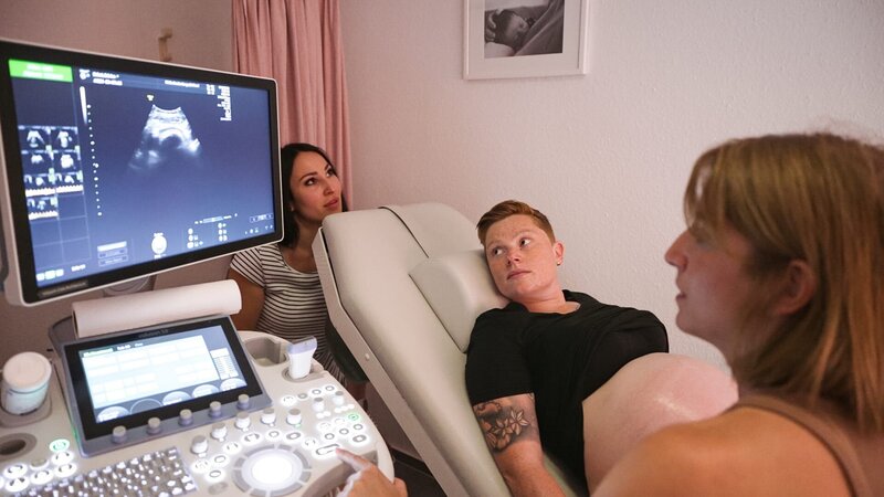 Beim letzten Ultraschall eine Woche vor der Geburt sind Sabrina (M.) und Katharina (l.) sehr gerührt, ihre Tochter zu sehen. – Bild: Julia Wolf /​ ZDF