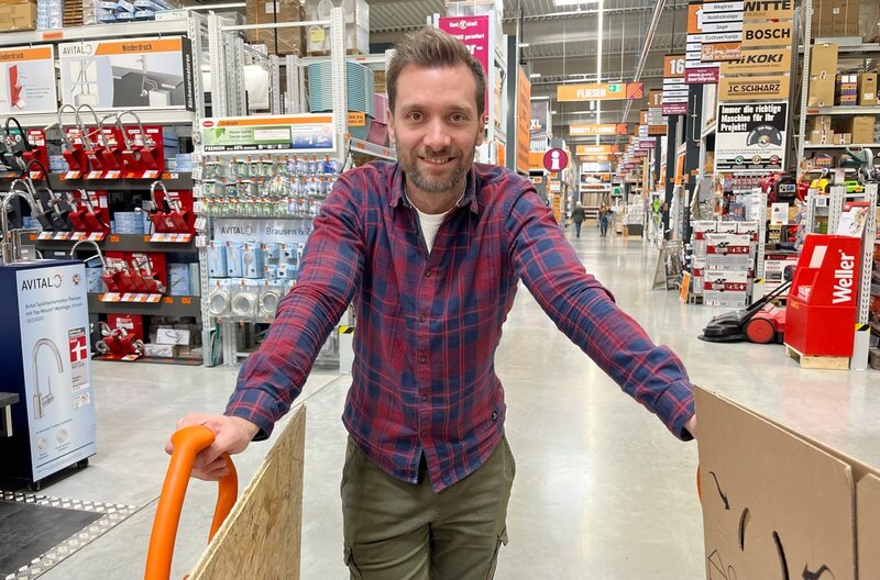 Deutschland ist Heimwerkerland Nummer 1! Davon profitieren Baumärkte. Daniel Aßmann testet das Angebot und macht den Preisvergleich. Er findet heraus, wer hinter den Eigenmarken steckt, testet Wandfarben mit einem Malermeister und muss feststellen, dass DIY-Bausätze ganz schön kompliziert und teuer sein können. – Daniel Aßmann. – Bild: rbb/​WDR/​Bavaria Entertainment GmbH/​Selina Schmidt